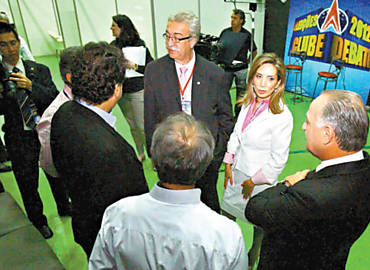 Drcy Vera antes do debate da TV Clube, entre Newton Lima ( esq.) e Joo Gandini