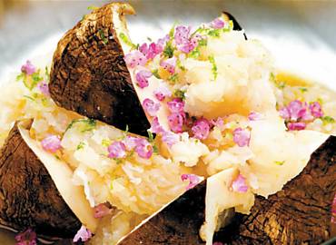 Cngrio picotado, servido com caldo leve e com raro cogumelo matsutake, parte do menu de outono do restaurante Ryu Gin