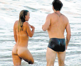Mulher no identificada fica nua na praia do Flamengo