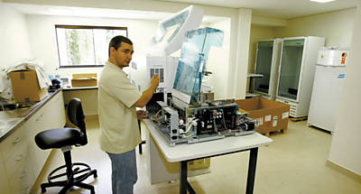 Tcnico monta aparelho laboratorial do novo hospital RDO Viver, no Alto da Boa Vista
