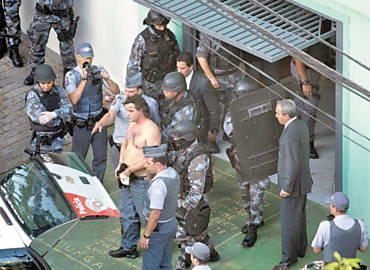 Fernando Csar de Gouveia, 33, se entrega  polcia na Aclimao, zona sul de So Paulo