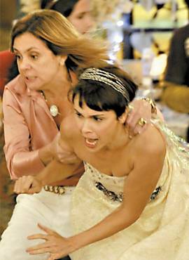 Carminha acaba com casamento de Nina em cena que foi ao ar no final do ms de agosto