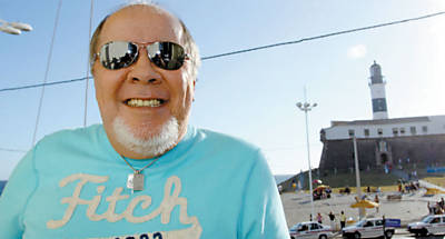 O publicitrio Duda Mendona posa para foto em Salvador, em frente ao Farol da Barra, durante o Carnaval de 2011