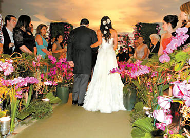 A noiva é acompanhada ao altar pelo pai, Fábio Monteiro de Barros