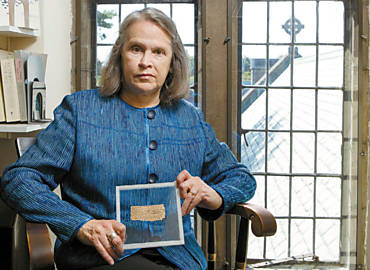 A historiadora americana Karen King, da Universidade Harvard, com o papiro do "Evangelho da Mulher de Jesus"