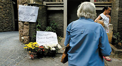 Flores e velas so colocadas emcalada do bairro Higienpolis (SP), onde a adolescente Caroline, 15, foi assassinada