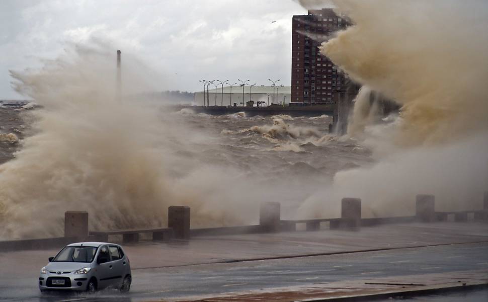 As tormentas que atingem o sul do Uruguai provocaram fortes ondas na capital Montevidéu. Mais de 150 pessoas foram forçadas a deixar suas casas e pelo menos um homem morreu devido às fortes chuvas