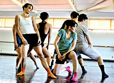 Artistas do Bal da Cidade de So Paulo ensaiam coreografia de 'Offspring', de Lukas Timulak