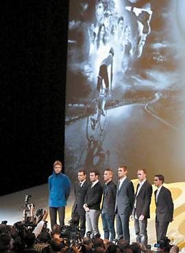 Os ciclistas Bradley Wiggins, Cadel Evans, Mark Cavendish, Philippe Gilbert, Tejay Van Garderen, Chris Froome e Alberto Contador em evento em Paris