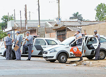 Policiais militares fazem blitz no bairro Salgado Filho, na periferia de Ribeiro Preto
