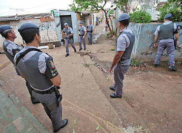 Policiais durante operao da PM na favela das Mangueiras, ontem, em Ribeiro Preto