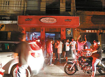 No Rio Vermelho, em Salvador, clientes de bar saem sem pagar por causa da falta de luz
