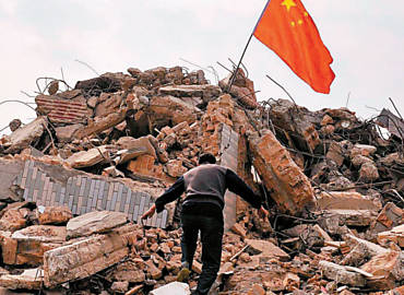 Homem escala runas de sua casa, demolida para construo de complexo residencial em Shanxi