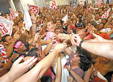 A prefeita reeleita Drcy Vera  carregada por apoiadores na festa da vitria, ontem no clube Ipanema, em Ribeiro