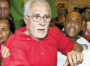O ex-presidente do PT Jos Genoino, que causou tumulto ao votar anteontem, em SP
