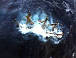 Navio HMS Bounty naufraga, em foto aérea divulgada pela Guarda Costeira americana Leia mais
