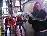 Turistas franceses posam para foto na Times Square, razoavelmente deserta na noite de segunda-feira Leia mais
