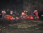 Bombeiros de Nova York utilizam botes infláveis para se deslocar na rua 14, rumo ao rio East, em missão de resgate Leia mais