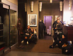 Pessoas esperam no saguão do hotel Hampton Inn Manhattan-SoHo, depois que a energia elétrica acabou Leia mais