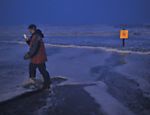 Homem fotografa em meio a águas na praia em Atlantic City, próximo ao horário da maré alta, enquanto o tempestade Sandy se aproxima Leia mais