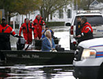 Mulher é resgatada pela polícia de sua casa alagada do condado de Suffolk, nos EUA Leia mais