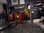 Homem observa loja inundada de Nova York, nos Estados Unidos Leia mais