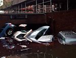 Carros ficam submersos em estacionamento após a passagem do tempestade na cidade de Nova York Leia mais