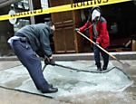 Trabalhadores retiram vidros de chão após passagem tempestade Sandy em Nova York Leia mais