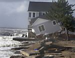 Casa fica destruída após passagem da tempestade Sandy em Milford, Connecticut Leia mais