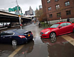 Carros ficam presos em rua alagada de Nova York, nos EUA Leia mais