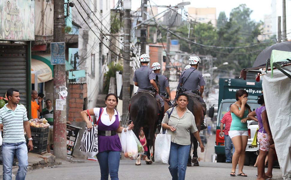 Policiais patrulham as ruas no segundo dia da operação policial na favela de Paraisópolis, em São Paulo