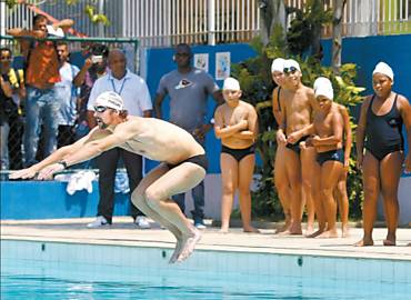 O nadador Michael Phelps, maior medalhista olmpico, em visita a centro aqutico no Rio
