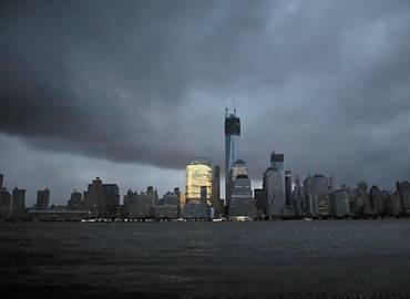 Vista do sul de Manhattan (NY) s escuras, na madrugada de ontem
