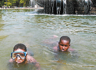 Meninos nadam em espelho d'gua na praa da S, no centro; So Paulo teve calor de 36,1C ontem