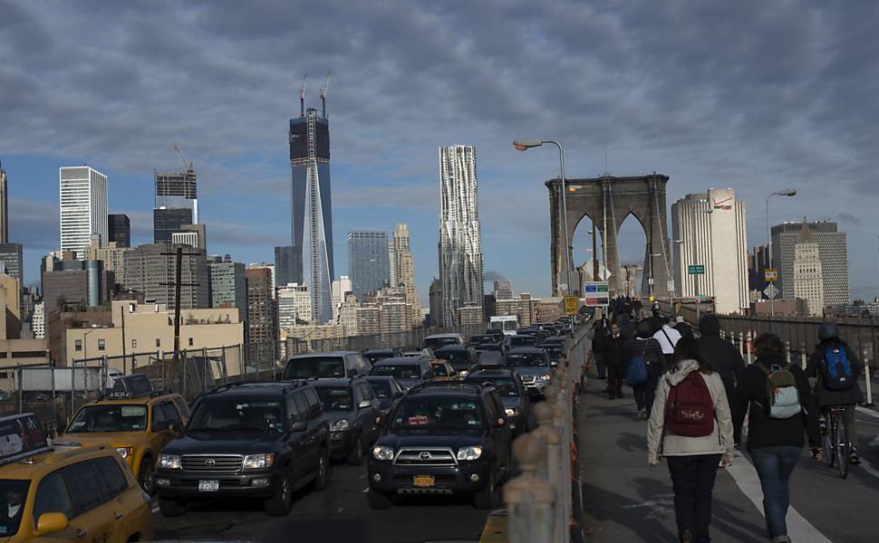 Tráfego de pessoas e de veículos é intenso na ponte do Brooklin, em Nova York, em dia sem metrô e com túneis alagados Leia mais