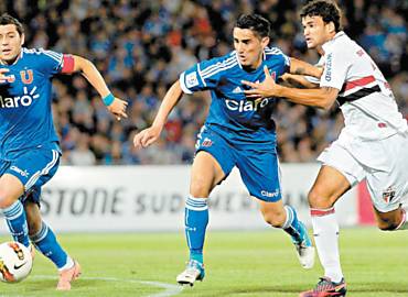 Willian Jos, autor dos dois gols do So Paulo, passa por rivais da Universidad de Chile