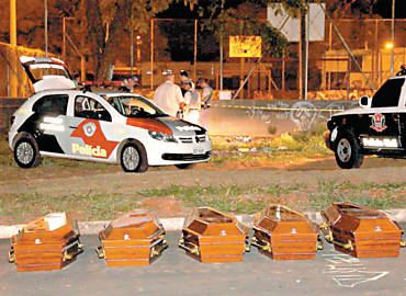 Caixes com corpos de cinco das sete pessoas mortas em uma chacina ontem em So Carlos, no interior do Estado