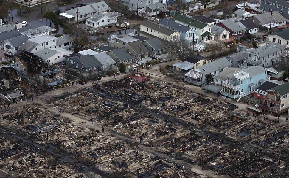 Imagem aérea mostra casas destruídas por incêndio após tempestade Sandy em Breezy Point, no Queens, em Nova York Leia mais