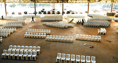 Operrios dispem as cadeiras para a inaugurao do Santurio Theotokos - Me de Deus, na zona sul de So Paulo