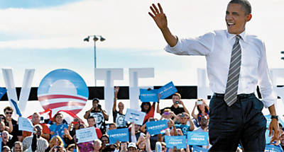 Barack Obama acena para eleitores em Las Vegas durante seu primeiro evento de campanha aps a passagem do Sandy