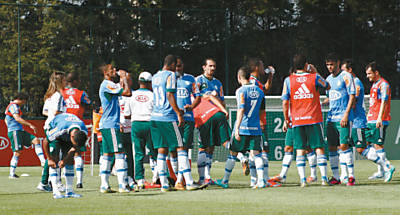 Jogadores do Palmeiras se renem antes do treino