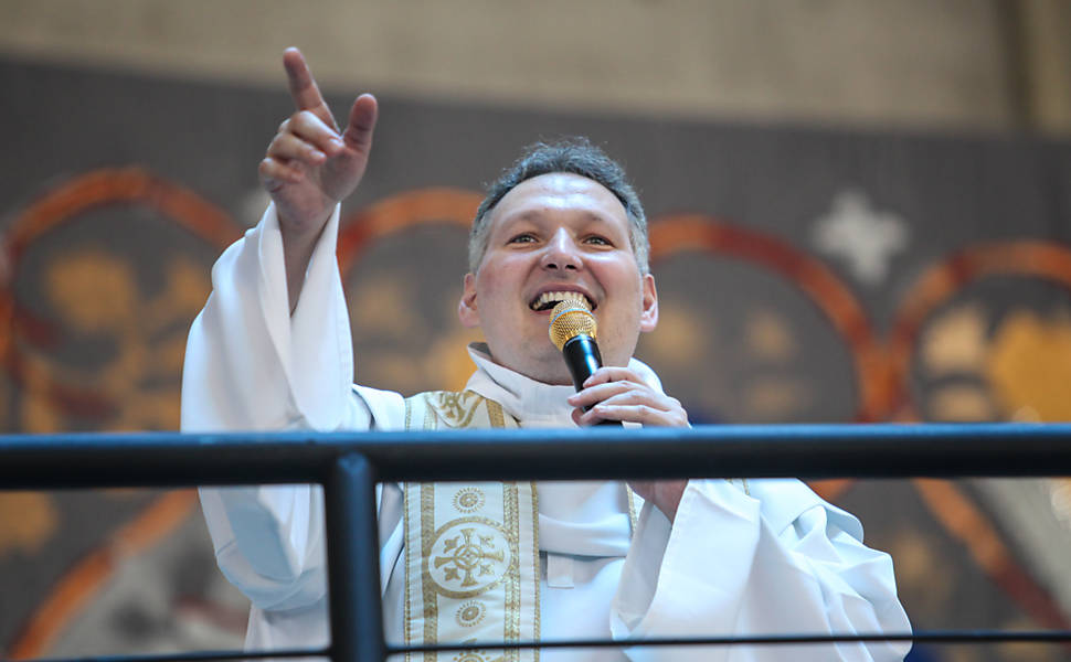 Padre Marcelo abre maior templo católico do Brasil