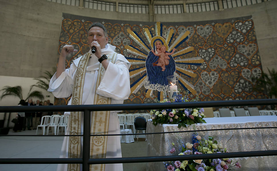 Padre Marcelo abre maior templo catlico do Brasil