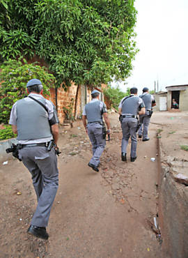 Policiais militares em operao na favela das Mangueiras