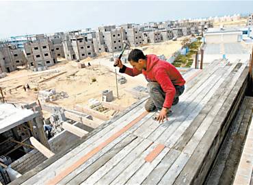 Palestino trabalha na construo de projeto residencial patrocinado pela ONU, em Rafah, no sudeste da faixa de Gaza