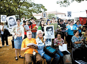 Militantes carregam cartazes em ato em homenagem a vtimas da ditadura em So Paulo