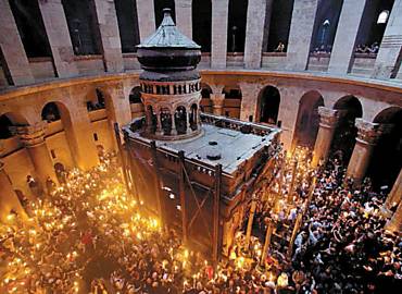 Cristos assistem  cerimnia do Fogo Sagrado na Igreja do Santo Sepulcro, em Jerusalm