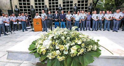 Policiais militares participam de cerimnia anual no cemitrio do Ara, na zona oeste de So Paulo, para homenagear colegas de profisso mortos