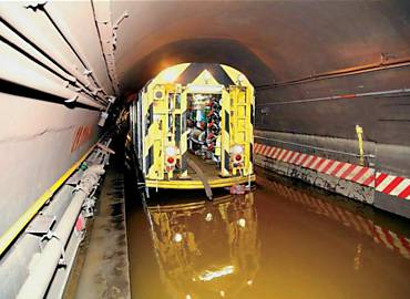 Locomotiva especial bombeia água de túnel que liga Brooklyn a Manhattan, em NY