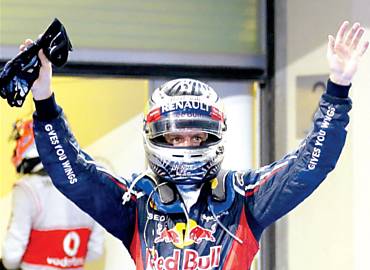 Vettel celebra sua terceira colocao na corrida em Yas Marina